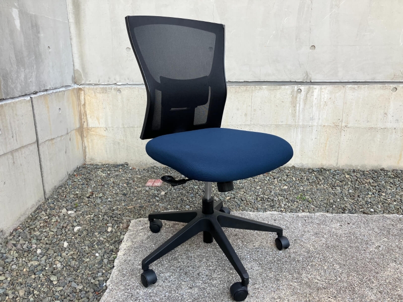 サリダチェア　YL5　ブラック/ネイビー　中古