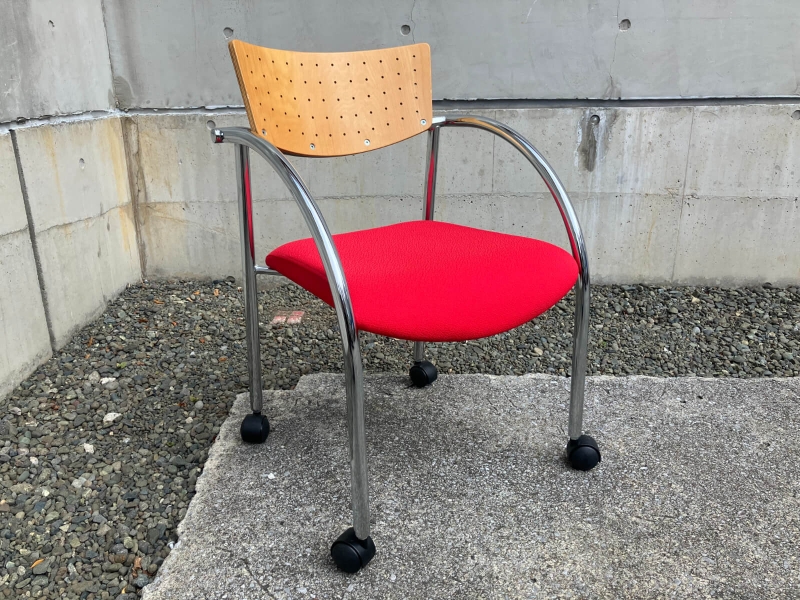 スタッキングチェア　キャスター付　木板×レッド　中古