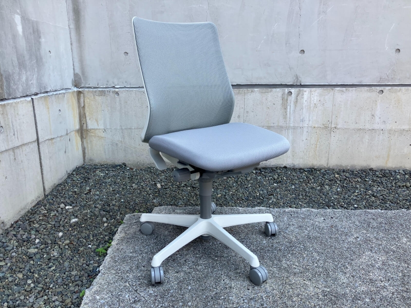 フルーエントチェア　ライトグレー　未使用品