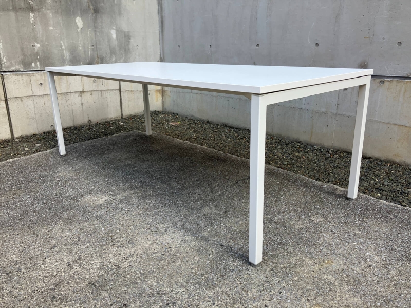 ノティオシリーズ　ミーティングテーブル　W2100/D900　中古