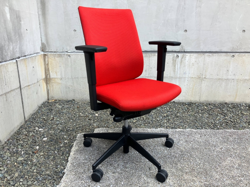 ウィザードチェア　レッド　可動肘付　中古