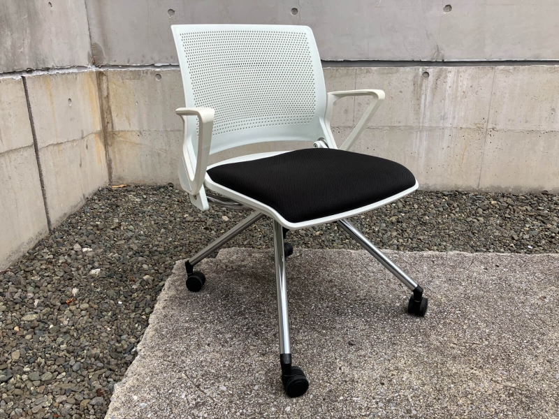 クリール　ミーティングチェア　ホワイト×ブラック　肘付き　中古