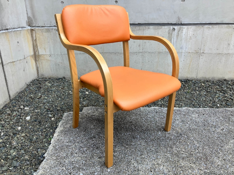 介護・福祉施設向け　ダイニングチェア　オレンジ　中古