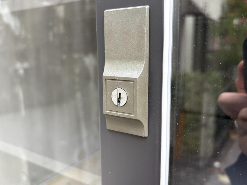 ガラス引違い戸+トレーキャビネット　上下セット　ブラック　中古_2