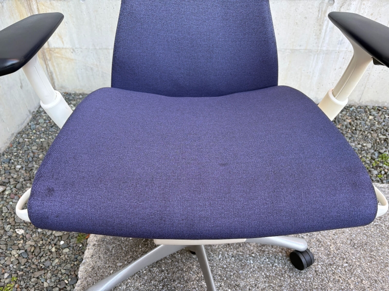 エンボディチェア　ブルー　中古　＊張地スレ有り_5
