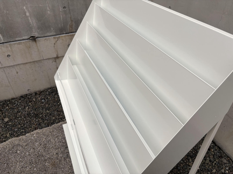 マガジンラック　W900/D450/H1150㎜　キャスター付き　中古_3