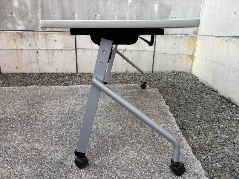 HFLシリーズ　平行スタックテーブル　W1500/D600　中古　脚部カバー欠品_2