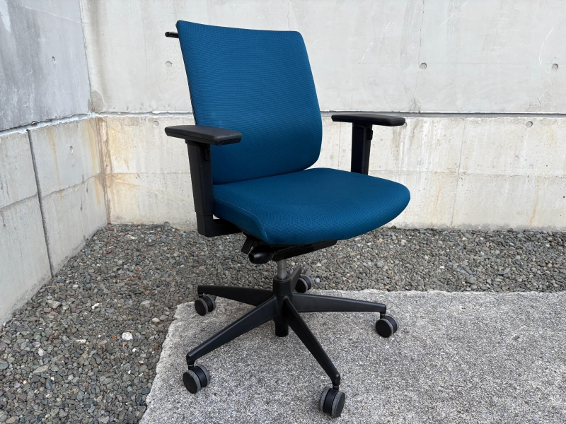 ウィザード２チェア　ブルー　可動肘・ハンガー付　中古