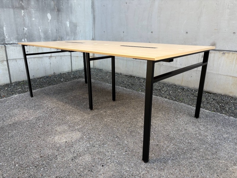 ミーティングテーブル　W2000/D1000㎜　中央配線機能付き　中古