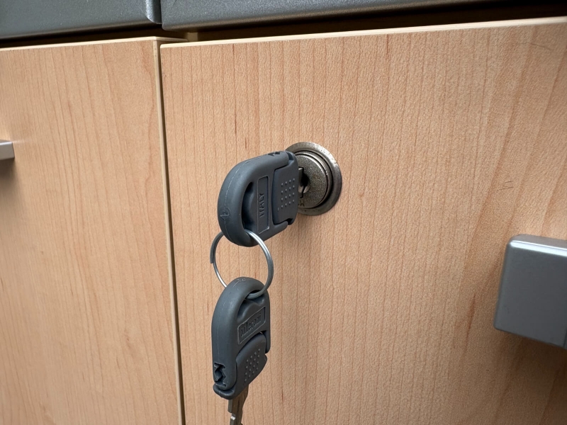 ガラス+木扉　木製両開き書棚　中古_5