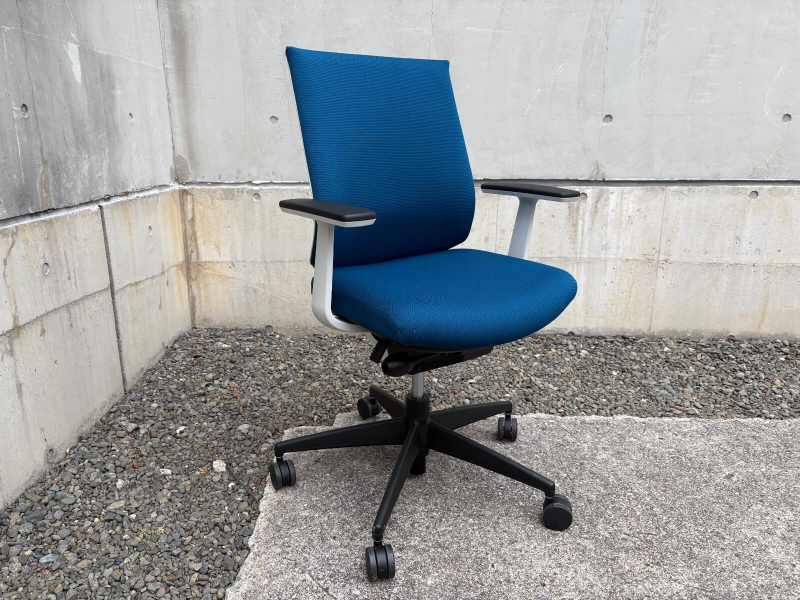 ウィザード３チェア　肘付き　ブルー×ホワイト　中古_0