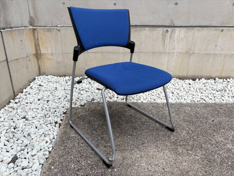 マノスチェア　スタッキングタイプ　背パッド付き　ブルー　中古