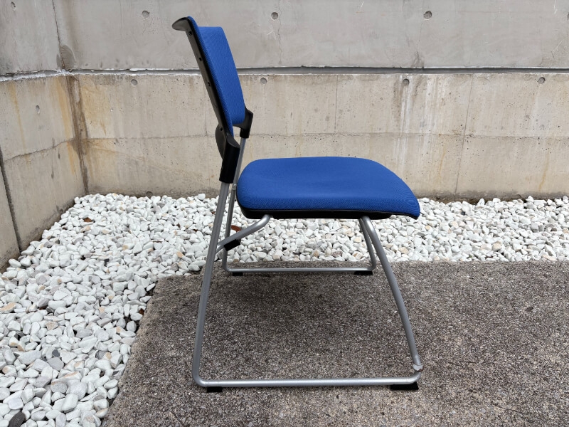 マノスチェア　スタッキングタイプ　背パッド付き　ブルー　中古_1